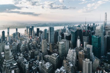 New York, ABD - 12 Mayıs 2023 - New York 'ta gün batımının hava görüntüsü