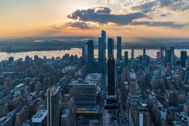 New York, ABD - 12 Mayıs 2023 - New York 'ta gün batımının hava görüntüsü