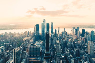New York, ABD - 12 Mayıs 2023 - New York 'ta gün batımının hava görüntüsü