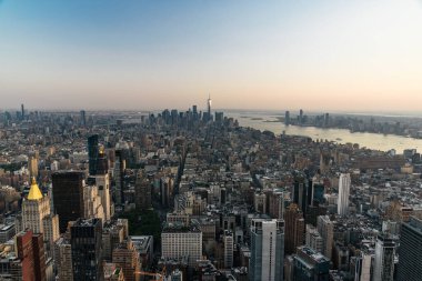 New York, ABD - 12 Mayıs 2023 Hudson Nehri ve Manhattan üzerinde parlak gün batımı