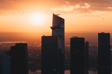 New York, ABD - 12 Mayıs 2023 - New York 'taki gökdelenlerin tepesine güneş ışığı vuruyor