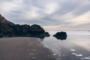 Kaliforniya 'da Pasifik Okyanusu sahilinde bulutlu bir gökyüzü