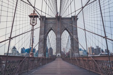 Brooklyn Köprüsü, arka planda bulutlu bir gökyüzü.