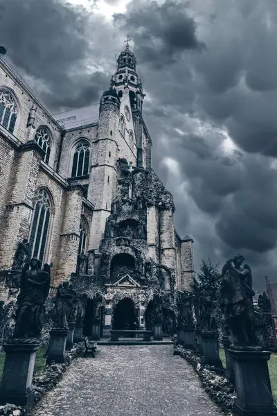 Arkasında kara bulutlar olan eski bir katedral.