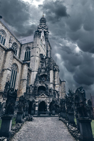 Древний собор с темными тучами позади