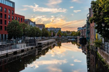 Mechelen, Belçika - 13 Ağustos 2024 - Mechelen 'de bir öğleden sonra kanaldaki düz su
