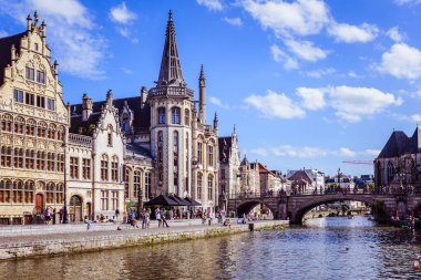 Gent, Belçika - 14 Ağustos 2023 - Turistler ve yerel halk Gent 'teki Lys nehrinin sınırında dinleniyorlar