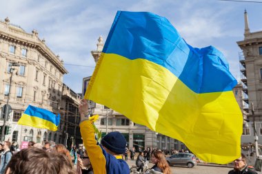 MILAN, İtalya - 25 Şubat 2023: Rusya-Ukrayna savaşından bir yıl sonra, birinci yıl dönümü. Milano 'da Ukrayna' yı desteklemek için toplanan halk Piazza Cordusio.