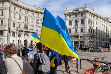 MILAN, İtalya - 25 Şubat 2023: Rusya-Ukrayna savaşından bir yıl sonra, birinci yıl dönümü. Milano 'da Ukrayna' yı desteklemek için toplanan halk Piazza Cordusio.