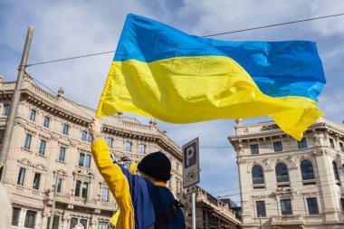 MILAN, İtalya - 25 Şubat 2023: Rusya-Ukrayna savaşından bir yıl sonra, birinci yıl dönümü. Milano 'da Ukrayna' yı desteklemek için toplanan halk Piazza Cordusio.