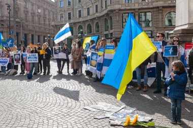 MILAN, İtalya - 25 Şubat 2023: Rusya-Ukrayna savaşından bir yıl sonra, birinci yıl dönümü. Milano 'da Ukrayna' yı desteklemek için toplanan halk Piazza Cordusio.