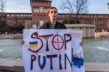 MILAN, İtalya - 25 Şubat 2023: Rusya-Ukrayna savaşından bir yıl sonra, birinci yıl dönümü. Milano 'da Ukrayna' yı desteklemek için toplanan Castello Sforzesco.