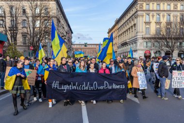 MILAN, İtalya - 25 Şubat 2023: Rusya-Ukrayna savaşından bir yıl sonra, birinci yıl dönümü. Milano caddesinde Ukrayna 'yı destekleyen halkın toplanması.