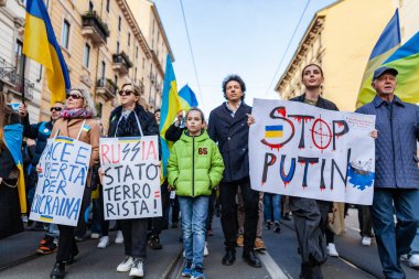 MILAN, İtalya - 25 Şubat 2023: Rusya-Ukrayna savaşından bir yıl sonra, birinci yıl dönümü. Milano caddesinde Ukrayna 'yı destekleyen halkın toplanması.