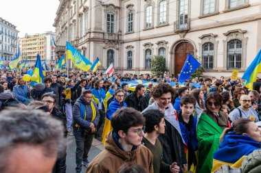 MILAN, İtalya - 25 Şubat 2023: Rusya-Ukrayna savaşından bir yıl sonra, birinci yıl dönümü. Milano caddesinde Ukrayna 'yı destekleyen halkın toplanması.