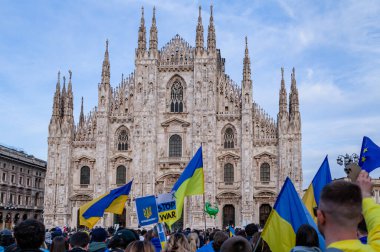 MILAN, İtalya - 25 Şubat 2023: Rusya-Ukrayna savaşından bir yıl sonra, birinci yıl dönümü. Milano, Duomo 'da Ukrayna' yı desteklemek için halkın toplanması.