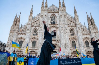 MILAN, İtalya - 25 Şubat 2023: Rusya-Ukrayna savaşından bir yıl sonra, birinci yıl dönümü. Milano, Duomo 'da Ukrayna' yı desteklemek için halkın toplanması.