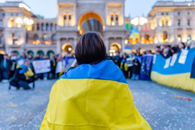 MILAN, İtalya - 25 Şubat 2023: Rusya-Ukrayna savaşından bir yıl sonra, birinci yıl dönümü. Milano, Duomo 'da Ukrayna' yı desteklemek için halkın toplanması.