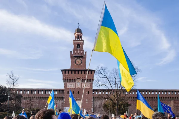 Milan Olaszország 2023 Február Egy Évvel Oroszország Ukrajna Háború Után — Stock Fotó