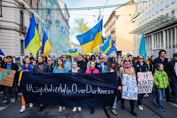 MILAN, İtalya - 25 Şubat 2023: Rusya-Ukrayna savaşından bir yıl sonra, birinci yıl dönümü. Milano caddesinde Ukrayna 'yı destekleyen halkın toplanması.