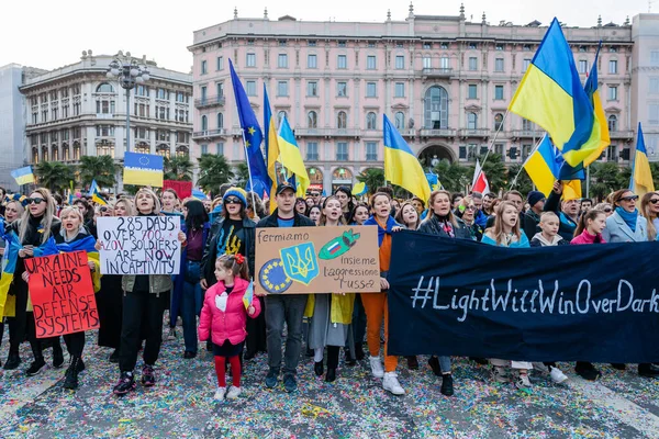 MILAN, İtalya - 25 Şubat 2023: Rusya-Ukrayna savaşından bir yıl sonra, birinci yıl dönümü. Milano, Duomo 'da Ukrayna' yı desteklemek için halkın toplanması.