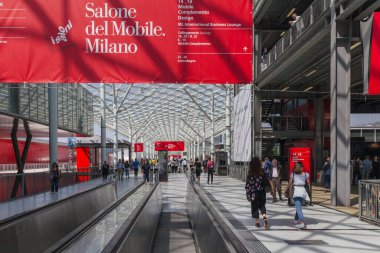 MILAN, ITALY - 22 Nisan 2018: Salone International del Mobile sergisi Milan tasarım haftası boyunca 57. sergi. Fiera Rho Milano 'yu ziyaret eden sayısız ziyaretçi, dünyanın en önemli ve en büyük mobilya tasarımı etkinliği ve fuarı..
