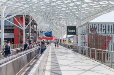 MILAN, ITALY - 22 Nisan 2018: Salone International del Mobile sergisi Milan tasarım haftası boyunca 57. sergi. Fiera Rho Milano 'yu ziyaret eden sayısız ziyaretçi, dünyanın en önemli ve en büyük mobilya tasarımı etkinliği ve fuarı..