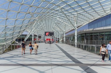 MILAN, ITALY - 22 Nisan 2018: Salone International del Mobile sergisi Milan tasarım haftası boyunca 57. sergi. Fiera Rho Milano 'yu ziyaret eden sayısız ziyaretçi, dünyanın en önemli ve en büyük mobilya tasarımı etkinliği ve fuarı..