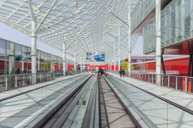 MILAN, ITALY - 22 Nisan 2018: Salone International del Mobile sergisi Milan tasarım haftası boyunca 57. sergi. Fiera Rho Milano 'yu ziyaret eden sayısız ziyaretçi, dünyanın en önemli ve en büyük mobilya tasarımı etkinliği ve fuarı..