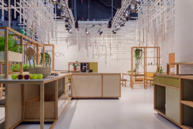 MILAN, İtalya - 22 Nisan 2018: Milan tasarım haftası boyunca Salone Internationale del Mobile 'in 57. sergisi. Fiera Rho Milano 'ya sayısız ziyaretçi. Bir mutfak şirketinin sergi standının içinde..
