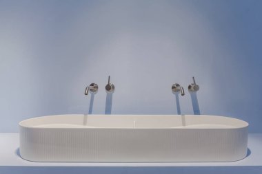 MILAN, İtalya - 22 Nisan 2018: Milan tasarım haftası boyunca Salone Internationale del Mobile 'in 57. sergisi. Fiera Rho şirketi Laufen sergi standı