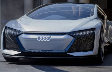 MILAN, İtalya - 16 Nisan 2018 Audi şehri laboratuvar etkinliği. Milano 'da tasarım haftasında yeni modeller sunulmaktadır..