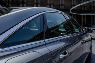 Audi arabasının parlak yan panelini ve dikiz aynasını kapat..