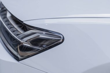 Beyaz Audi Aicon konsept arabasının farlarını kapat. Elektrikli itiş sistemi olan lüks sedan..