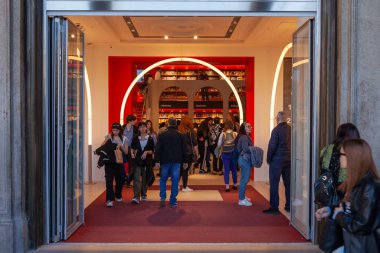 MILAN İTALYA - 25 Nisan 2023: Piazza del Duomo 'daki Mondadori Duomo kitapçısının yeni genel merkezinin işareti. Ünlü İtalyan yayıncılık grubu.