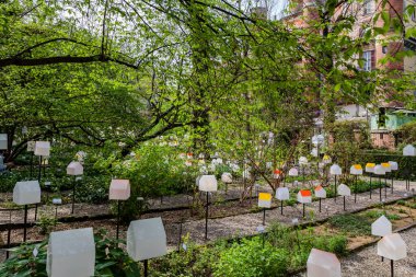 MILAN, ITALY - Nisan 2018: Kurulum, Brera Botanik Bahçesi 'ni tasarım haftası boyunca yeşil bir şehre dönüştürür. Akıllı bir kasaba için tasarım dergisi Interni 'nin tanıttığı film sergisi.. 