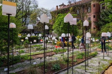 MILAN, ITALY - Nisan 2018: Kurulum, Brera Botanik Bahçesi 'ni tasarım haftası boyunca yeşil bir şehre dönüştürür. Akıllı bir kasaba için tasarım dergisi Interni 'nin tanıttığı film sergisi.. 