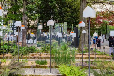 MILAN, ITALY - Nisan 2018: Kurulum, Brera Botanik Bahçesi 'ni tasarım haftası boyunca yeşil bir şehre dönüştürür. Akıllı bir kasaba için tasarım dergisi Interni 'nin tanıttığı film sergisi.. 