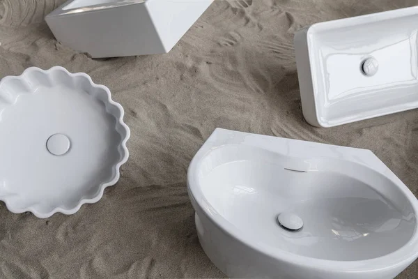 Yeni Tasarımcı Beyaz Seramik Banyo Kavramsal Sergisi Kum Tabanında Satılık — Stok fotoğraf