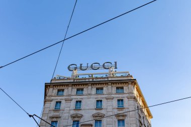 MILAN, ITALY - 25 Mart 2023: Milano Katedrali 'nin önündeki Piazza' da Gucci 'nin yeni parlak reklam levhası. Önemli tarihi İtalyan Moda Markası.