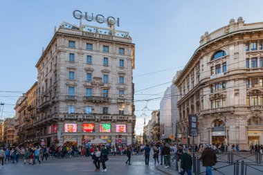 MILAN, ITALY - 25 Mart 2023: Milano Katedrali 'nin önündeki Piazza' da Gucci 'nin yeni parlak reklam levhası. Önemli tarihi İtalyan Moda Markası.