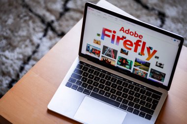 ITALY - 4 Nisan 2023: Adobe Firefly web sitesi Mac laptop ekranında görüntülendi. Adobe, AI Sanat Jeneratörü aracının beta sürümünü duyurdu.