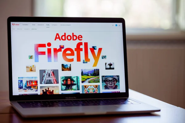 ITALY - 4 Nisan 2023: Adobe Firefly web sitesi Mac laptop ekranında görüntülendi. Adobe, AI Sanat Jeneratörü aracının beta sürümünü duyurdu.