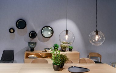 Masası, sandalyeleri ve ışıkları olan modern bir evin tipik iç dekorasyonu.