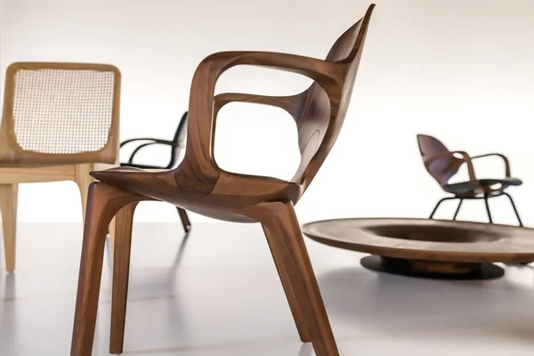 Beyaz Arka Planı Olan Modern Tasarım Tahta Sandalyeler — Stok fotoğraf