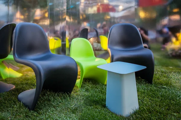 정원에 과작은 탁자가 현대식 디자인의 플라스틱 — 스톡 사진