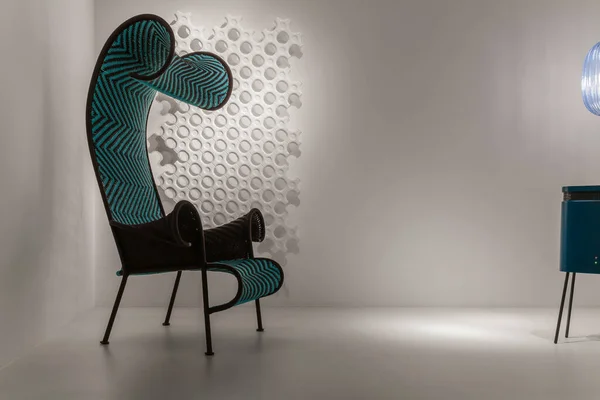 Sandalye Sergisi Beyaz Arka Planlı Mobilyalar Için Modern Tasarım Nesneleri — Stok fotoğraf