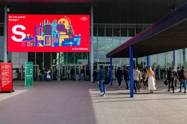 MILAN, ITALY - 18 Nisan 2023: Tasarım haftası boyunca Salone del Mobile. Salone tasarım mobilyası için dünyanın en önemli ve en büyük etkinliği. Tasarım fuarının girişinde birçok insan var.