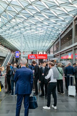 MILAN, ITALY - 18 Nisan 2023: Tasarım haftası boyunca Salone del Mobile. Salone tasarım mobilyası için dünyanın en önemli ve en büyük etkinliği. Tasarım fuarının girişinde birçok insan var.