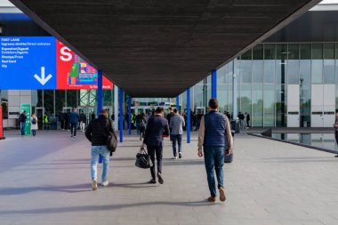 MILAN, ITALY - 18 Nisan 2023: Tasarım haftası boyunca Salone del Mobile. Salone tasarım mobilyası için dünyanın en önemli ve en büyük etkinliği. Tasarım fuarının girişinde birçok insan var.